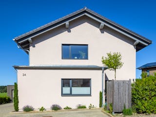 Fertighaus Satteldach Landhaus 241 --Zweifamilienhaus von LUXHAUS, Satteldach-Klassiker Außenansicht 2