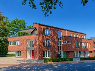 Massivhaus Mehrfamilienhaus mit Arztpraxis von planen + bauen, Satteldach-Klassiker Außenansicht 2