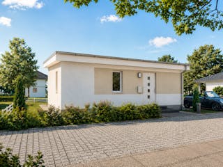 Massivhaus Minimassiv-Haus Hiddensee von ROTH MASSIVHAUS Schlüsselfertig ab 210000€, Bungalow Außenansicht 2