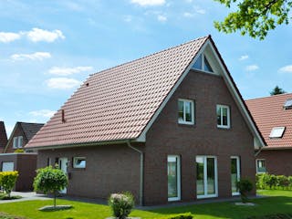 Massivhaus Satteldach 136 von AMR-Wohnbau Schlüsselfertig ab 300000€, Satteldach-Klassiker Außenansicht 1