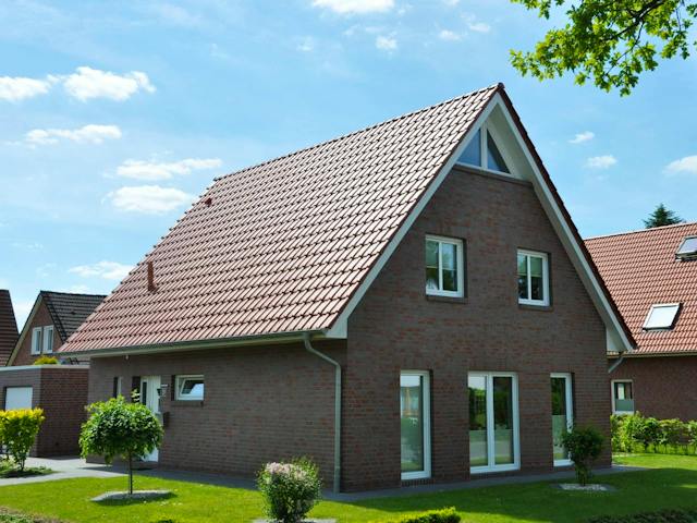 Massivhaus Satteldach 136 von AMR-Wohnbau Schlüsselfertig ab 300000€, Satteldach-Klassiker Außenansicht 1