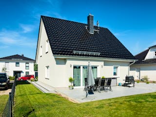 Massivhaus Landhaus 142 von ROTH MASSIVHAUS, Satteldach-Klassiker Außenansicht 2