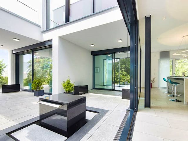 Atrium eines modernen Hauses das sich über zwei Stockwerke erstreckt