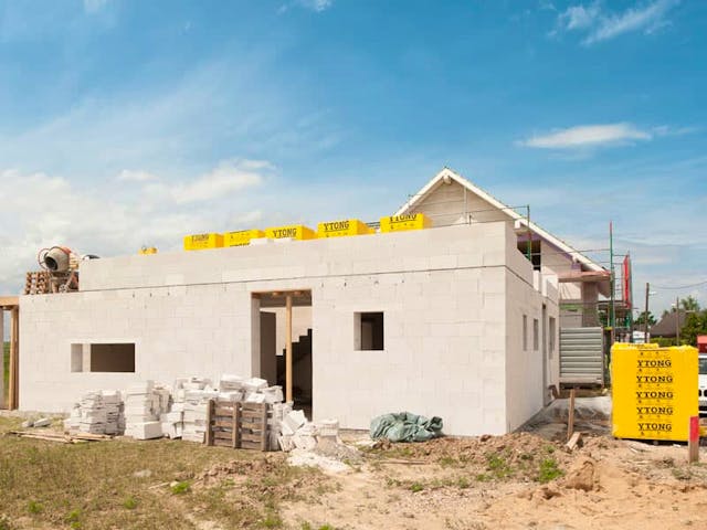 Bausatzhaus aus Ytong-Steinen im Aufbau