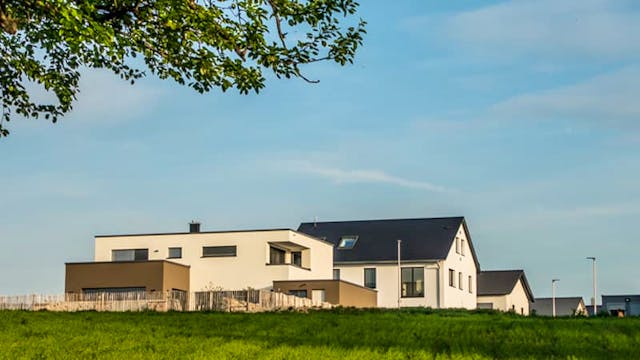 Ein Neubaugebiet in Deutschland. Hier treffen verschiedene Baustile aufeinander wie in diesem Fall das Flachdachhaus im Bauhausstil, dahinter klassische Siedlungshäuser mit Satteldach und 1,5 Etagen. Foto: focus finder / stock.adobe.com