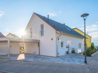 Einfamilienhaus_Sonne_AdobeStock_schulzfoto