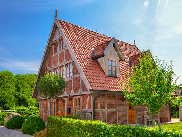 Neu gebautes Fachwerkhaus in traditioneller Architektur