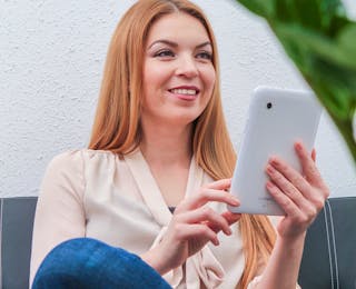 Frau mit Tablet