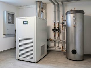 Mini-BHKW im Heizungskeller mit Pufferspeicher und Einspeisezähler