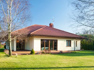 Hausbau_Bungalowhaus_iStock_KatarzynaBialasiewicz