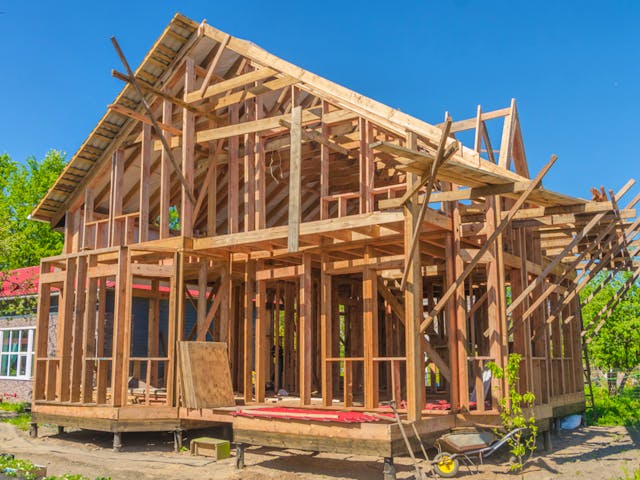 Holzhaus_Holzrahmenbau_iStock_DmitryPK