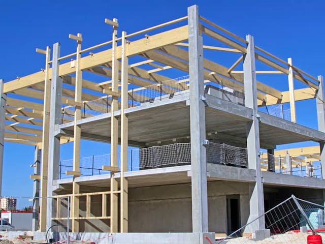 Dieser Skelettbau wird wahrscheinlich keine Wohnimmobilie. Das Prinzip ist aber das gleiche: Ein Gerüst aus Balken sorgt für Stabilität, die Wände kommen später. Foto: illustrez-vous / stock.adobe.com