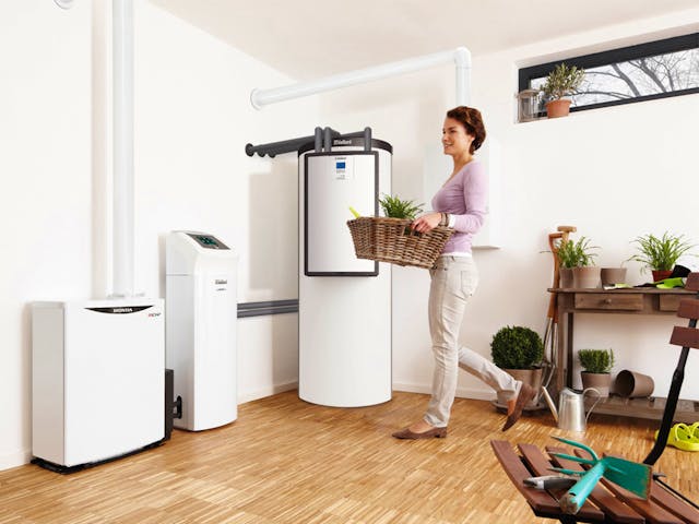 In großen Einfamilien- und Mehrfamilienhäusern mit hohem Wärmebedarf können Mini-BHKW wirtschaftlich arbeiten. Die kompakten Blockheizkraftwerke im Heizungsraum erzeugen Strom und Wärme gleichzeitig. Foto: Vaillant