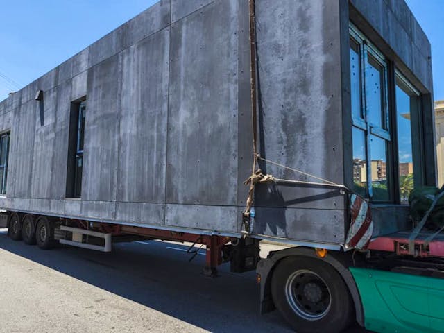 Modulhaus wird auf einem LKW transportiert