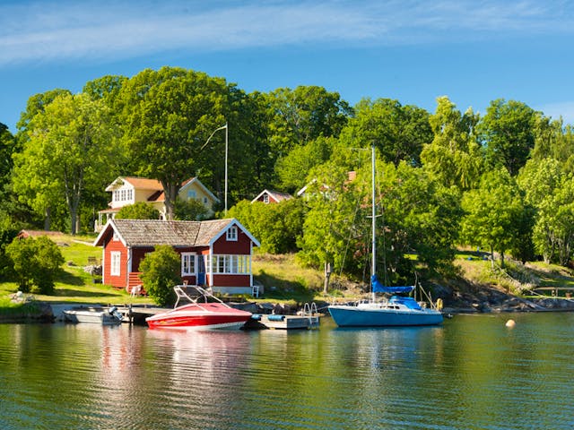 Kleines rotes Schwedenhaus am See