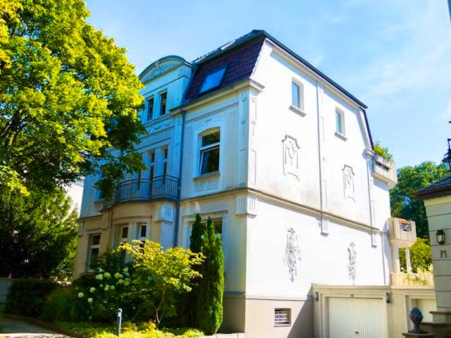 Historische Stadtvilla mit Mansarddach