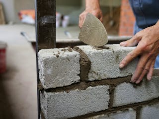 Massivbauwand wird aus Steinen gemauert