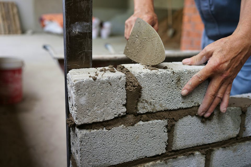 Massivbauwand wird aus Steinen gemauert