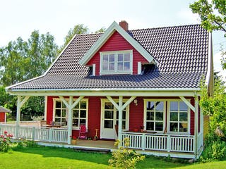 Fertighaus Arne 100 von AKOST Holzhäuser, Satteldach-Klassiker Außenansicht 2