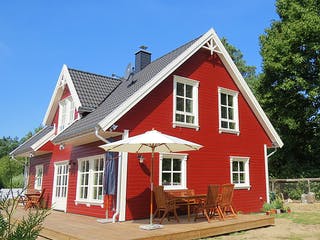 Fertighaus Axel von AKOST Holzhäuser, Satteldach-Klassiker Außenansicht 1