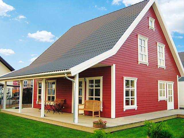 Fertighaus Bernd von AKOST Holzhäuser, Satteldach-Klassiker Außenansicht 1