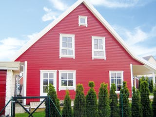 Fertighaus Bernd von AKOST Holzhäuser, Satteldach-Klassiker Außenansicht 2