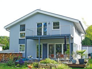 Fertighaus Ranafjord von AKOST Holzhäuser, Satteldach-Klassiker Außenansicht 1