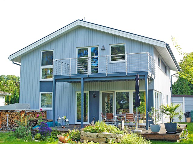 Fertighaus Ranafjord von AKOST Holzhäuser, Satteldach-Klassiker Außenansicht 1