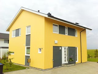 Fertighaus Ranafjord von AKOST Holzhäuser, Satteldach-Klassiker Außenansicht 2