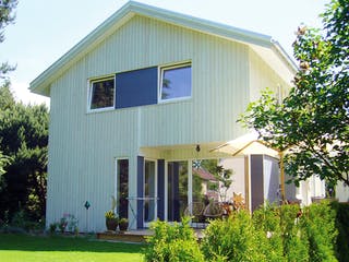 Fertighaus Sognefjord von AKOST Holzhäuser, Satteldach-Klassiker Außenansicht 2