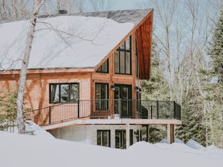 Modernes Chalet im Tiefschnee
