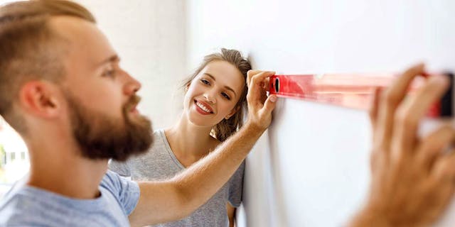 Ein Bauherrenpaar beim Inneausbau ihres Hauses