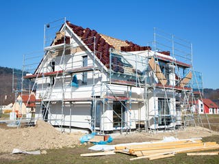 Eingerüstetes Haus während der Bauphase