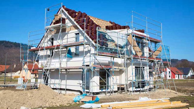 Wird auf der Baustelle zügig und Hand in Hand gearbeitet, bleiben auch die Kosten für ein Neubau-Haus im Rahmen.