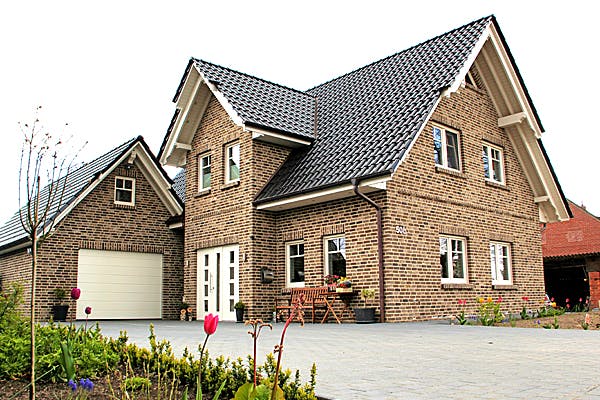 Dienstleister Burdiek Hausbau Klinkerhaus mit Garage von Burdiek Hausbau