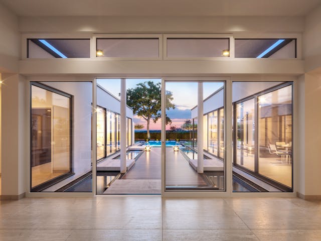 Atriumhaus Hof mit offener Seite zum Pool