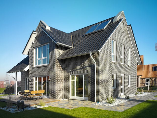 Modernes nordisches Fertighaus mit schwarzer Klinkerfassade von GUSSEK HAUS – die Holzbauweise lässt sich bestens mit der Verklinkerung verbinden.