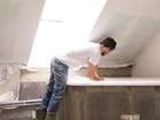Badsanierung, Badezimmer, Mann baut Badewanne ein Badsanierung, Badezimmer, Mann baut Badewanne ein
