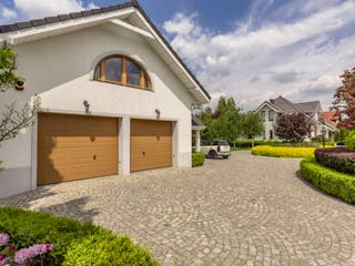 csm_Bodenbelag_Einfahrt_Pflaster_AdobeStock_photographee.eu_493442d186.jpg