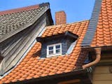 Dach, Bild eines schmalen Hauses mit einem Spitzdach mit roten Dachziegeln und einer Gaube, Foto: Matthias Nordmeyer / Fotolia.com