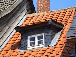 Dach, Bild eines schmalen Hauses mit einem Spitzdach mit roten Dachziegeln und einer Gaube, Foto: Matthias Nordmeyer / Fotolia.com Dach, Bild eines schmalen Hauses mit einem Spitzdach mit roten Dachziegeln und einer Gaube, Foto: Matthias Nordmeyer / Fotolia.com