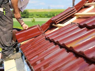 csm_Dachziegel_Dachdecker_AdobeStock_U_J_Alexander_94d576b7a4.jpg