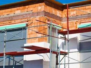 Dämmung, Bild eines Neubaus, dessen Fassade gerade gedämmt wird, Foto: Gina Sanders / fotolia.com