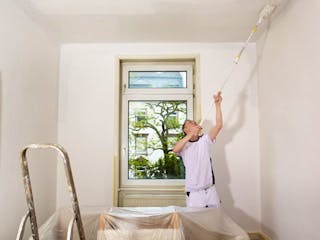 csm_Decke_streichen_Sofa_AdobeStock_Ingo_Bartussek_529e2241a5.jpg