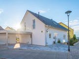 Einfamilienhaus, weißes Haus, von der Seite fotografiert, mit Carport und gepflasterter Einfahrt, Foto: schulzfoto / stock.adobe.com