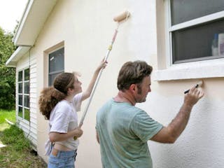 csm_Fassade_streichen_Vater_Tochter_iStock_lisafx_3e50cc3cff.jpg