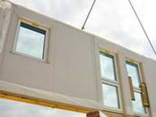 Fertighaushersteller, Fertighauswand wird vom Kran herabgelassen, Foto: benik.at / fotolia.de Fertighaushersteller, Fertighauswand wird vom Kran herabgelassen, Foto: benik.at / fotolia.de