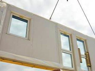 Fertighaushersteller, Fertighauswand wird vom Kran herabgelassen, Foto: benik.at / fotolia.de Fertighaushersteller, Fertighauswand wird vom Kran herabgelassen, Foto: benik.at / fotolia.de