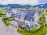 Gebäudeenergiegesetz, GEG, Neubauten aus der Vogelperspektive, im Hintergrund hügelige Landschaft. Foto: Wirestock / stock.adobe.com