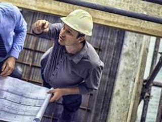 Generalunternehmer, Männer mit Schutzhelm und Bauplan auf Baustelle, Foto: vm / iStock Generalunternehmer, Männer mit Schutzhelm und Bauplan auf Baustelle, Foto: vm / iStock